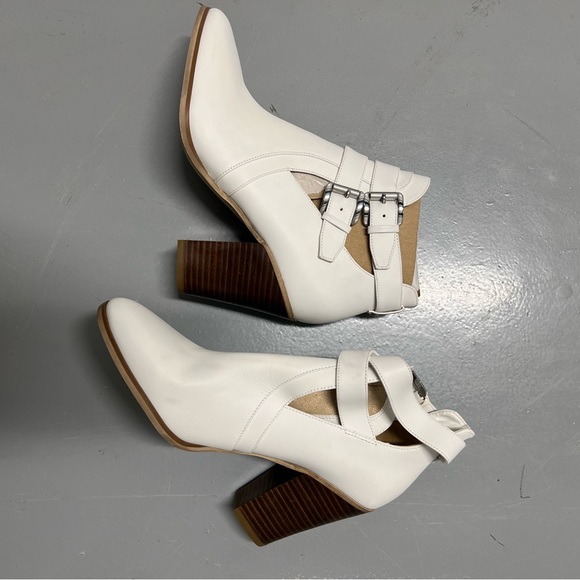 Michael Kors nwt white booties with heels and buckle details never worn classic - Picture 3 of 9